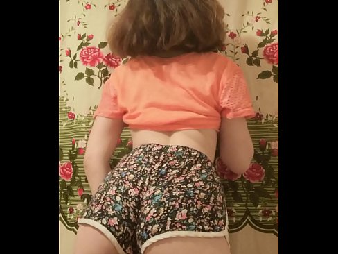❤️ Keçika ciwan a seksî li ber kamerayê kurtanên xwe ji xwe dike ❤ Vîdyoya porno li me
